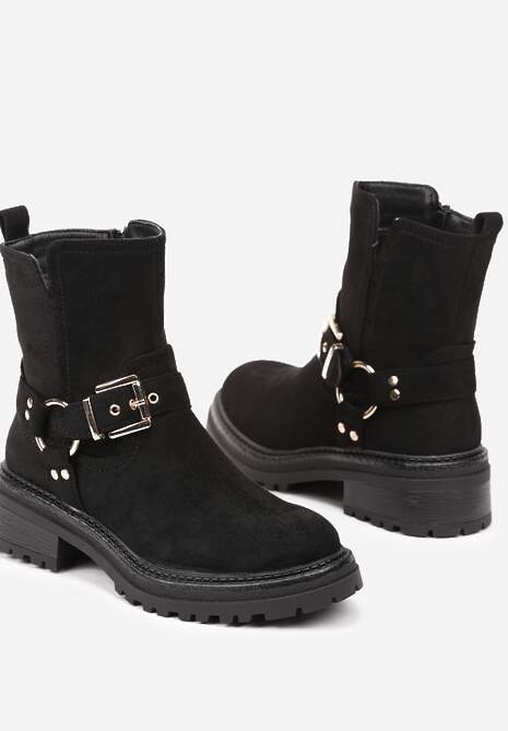 Czarne Botki w Motocyklowym Stylu z Ekozamszu z Ozdobną Klamrą przy Cholewce Ninnaria