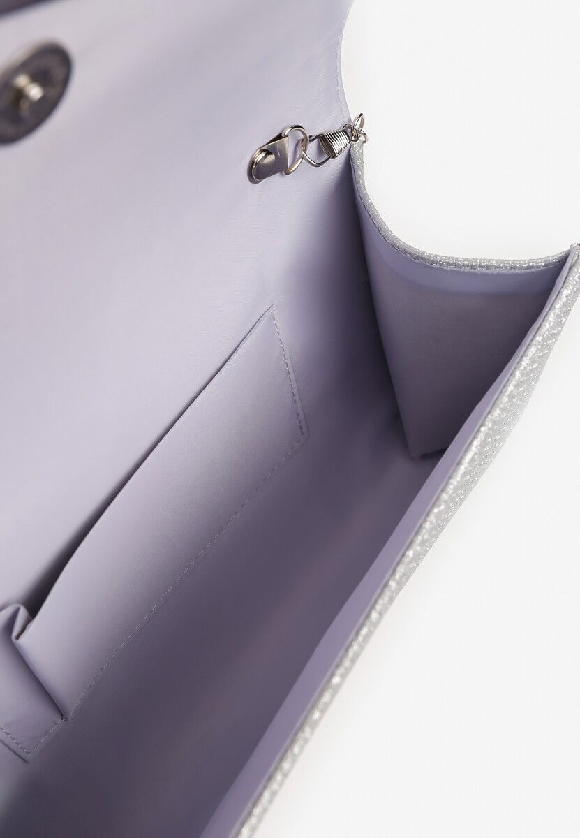 Srebrna Torebka Kopertowa Ozdobiona Metaliczną Nicią z Łańcuszkiem Ceriora