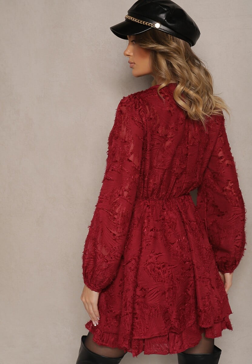 Bordowa Sukienka Koktajlowa z Modnym Marszczeniem i Nitkami Gorena