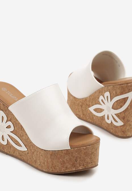 Białe Klapki na Koturnie z Ozdobnym Kwiatem Rinovera
