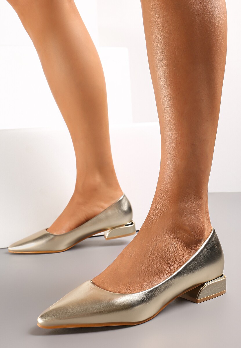 Złote Czółenka na Niewysokim Obcasie z Metaliczną Aplikacją i Szpiczastym Noskiem Christitesa