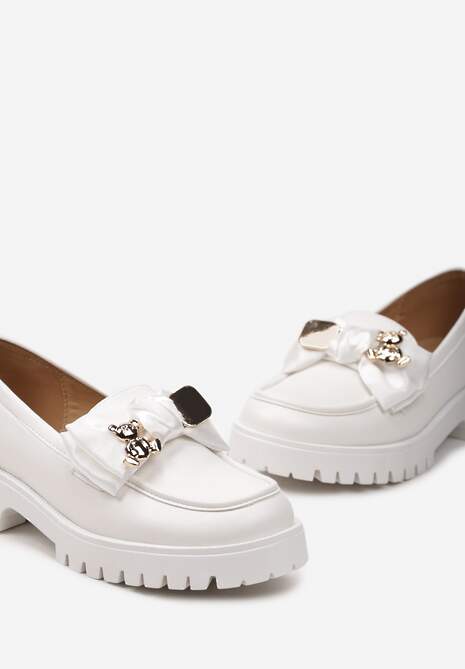 Białe Mokasyny na Niskiej Platformie Ozdobione Metalowymi Aplikacjami i Kokardą Alirakia