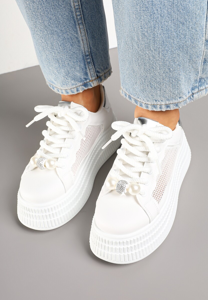 Biało-Srebrne Sneakersy na Grubej Podeszwie z Siateczką na Boku i Aplikacją z Perłami Aberla