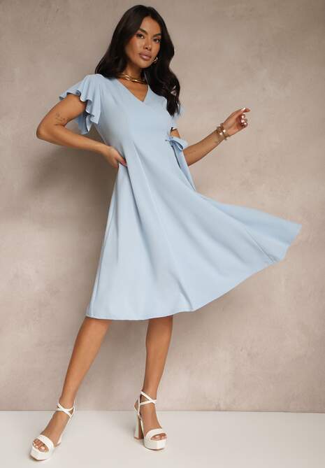 Jasnoniebieska Kopertowa Sukienka z Rozkloszowanym Dołem i Ozdobnym Wiązaniem Dannola