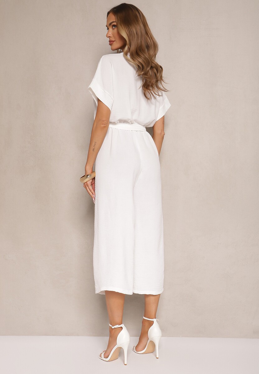 Biały Kopertowy Kombinezon o Prostym Kroju z Wiązanym Paskiem Tevenea