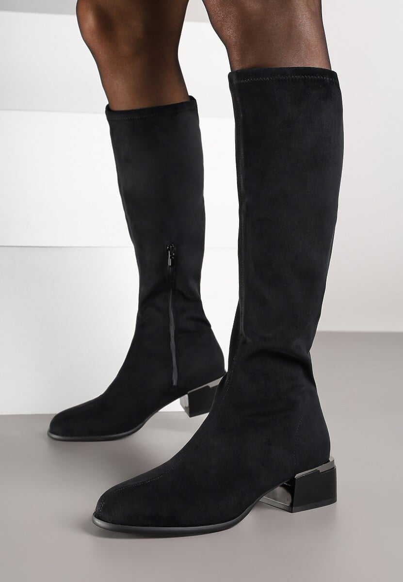 Czarne Kozaki na Słupku Ozdobione Metaliczną Aplikacją Asfila