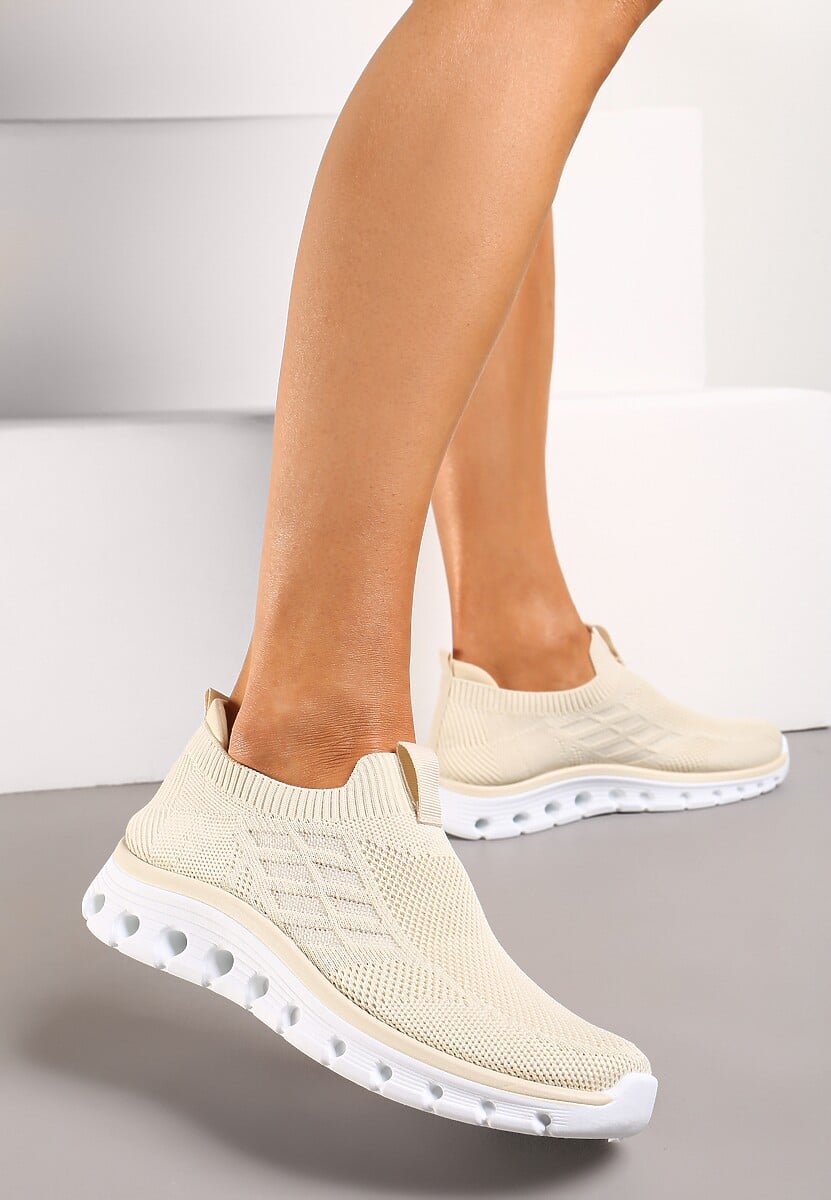 Beżowe Wsuwane Buty Sportowe z Materiałową Cholewką i Dziurkami w Podeszwie Aslla