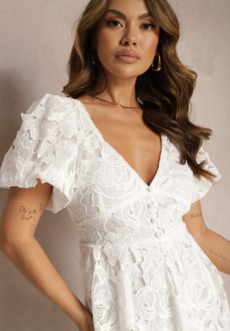 Biała Koronkowa Sukienka Koktajlowa z Głębokim Trójkątnym Dekoltem Wrenna