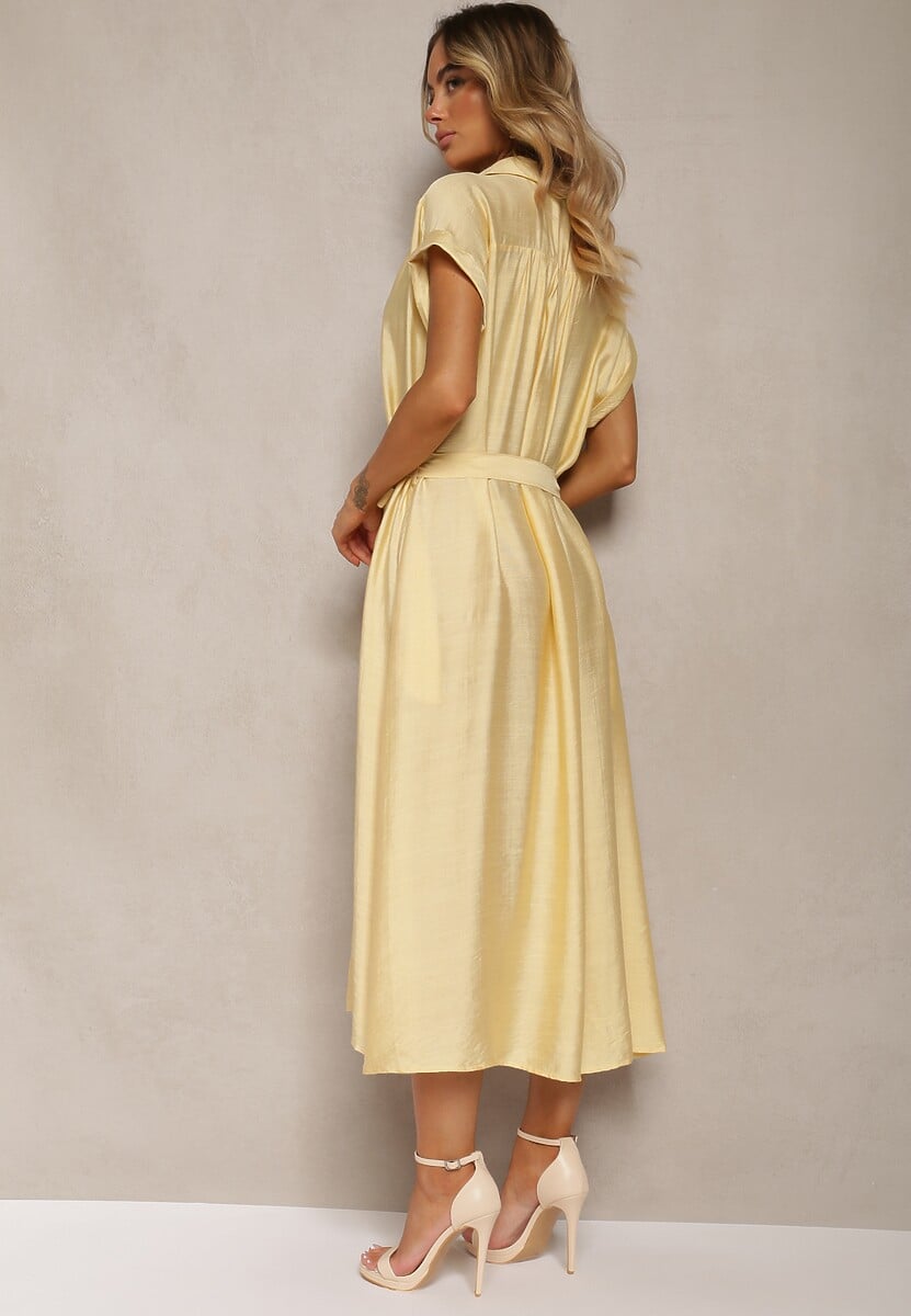 Żółta Rozkloszowana Sukienka o Koszulowym Kroju Ozdobiona Paskiem w Talii i Guzikami Rosofia