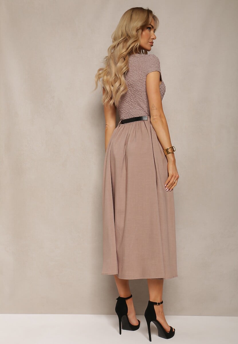 Ciemnobeżowa Sukienka o Rozkloszowanym Kroju z Krótkim Rękawem i Paskiem z Ekoskóry Frinna