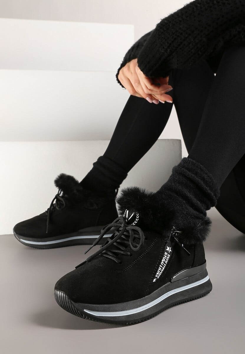 Czarne Sneakersy na Płaskiej Podeszwie z Napisem i Futerkiem Taricea