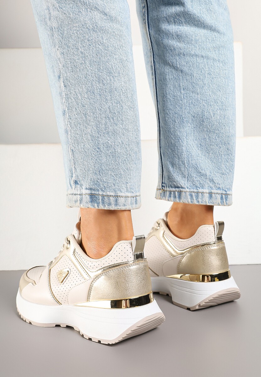 Beżowe Sneakersy z Metalicznymi Ozdobami i Perforacją Larivna