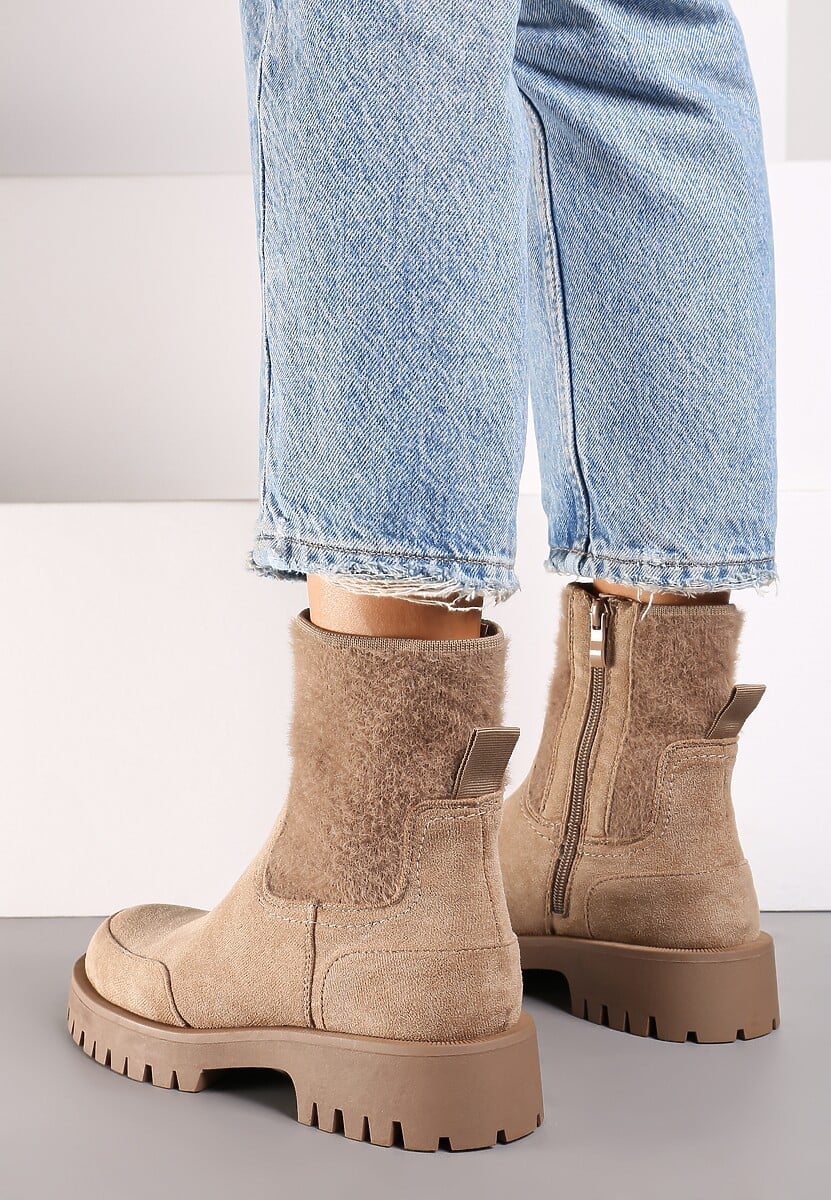 Ciemnobeżowe Botki z Imitacji Zamszu na Tłoczonej Podeszwie z Tekstylną Wstawką przy Cholewce Nevoria