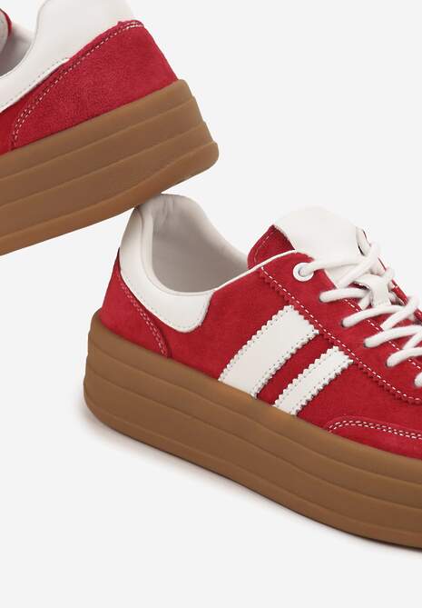 Czerwone Sneakersy Zamszowe na Platformie ze Skórzaną Wkładką Ozdobione Paskiem Adivrie