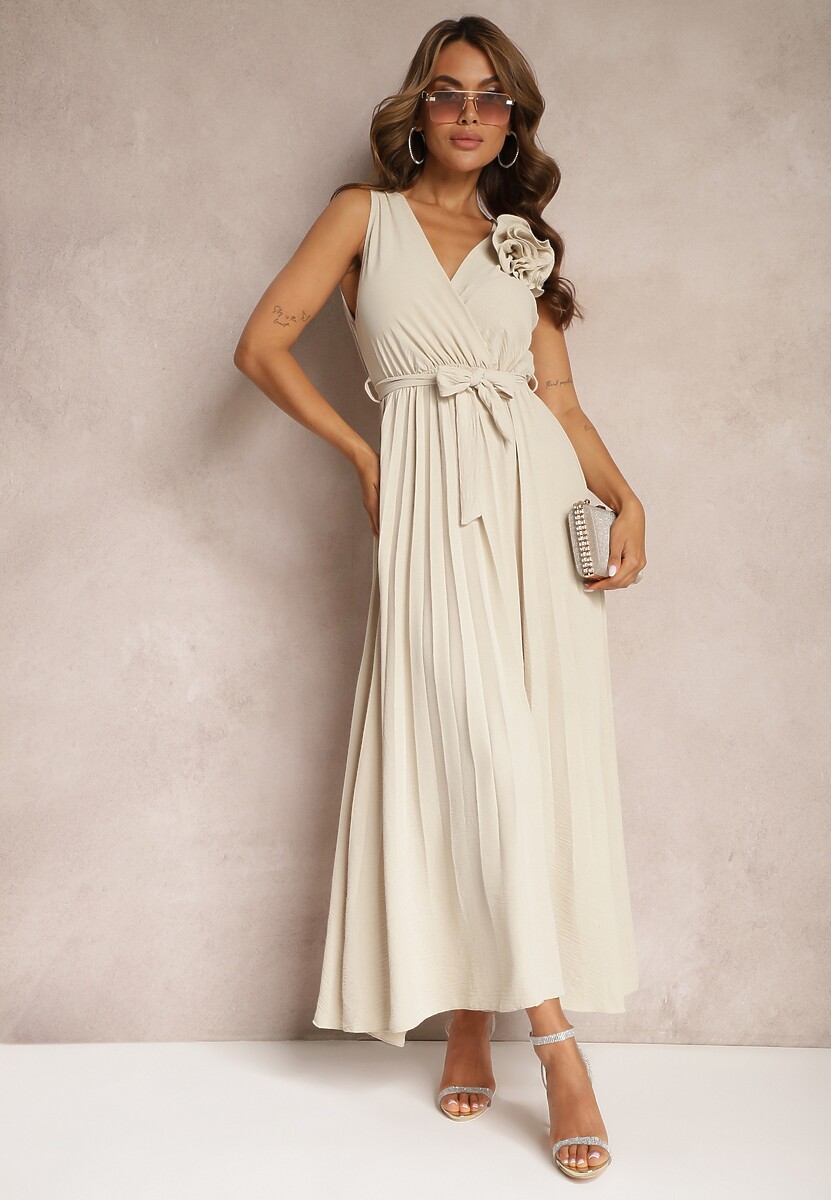 Biała Koktajlowa Sukienka Plisowana z Kwiatową Broszką Paskiem i Gumką w Talii Viknna