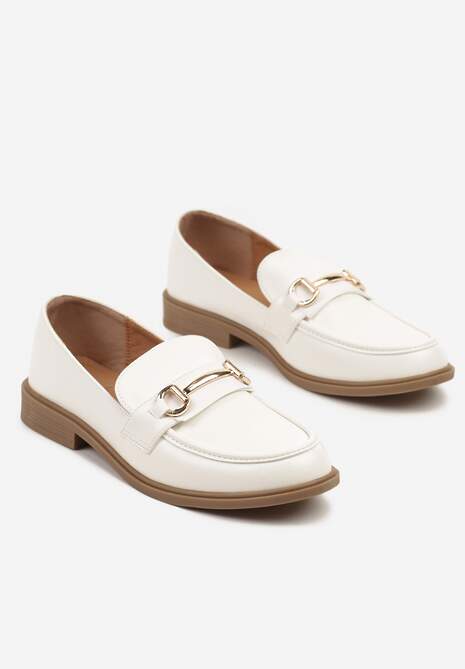 Białe Mokasyny w Klasycznym Stylu Zdobione Metaliczną Aplikacją Ralvia