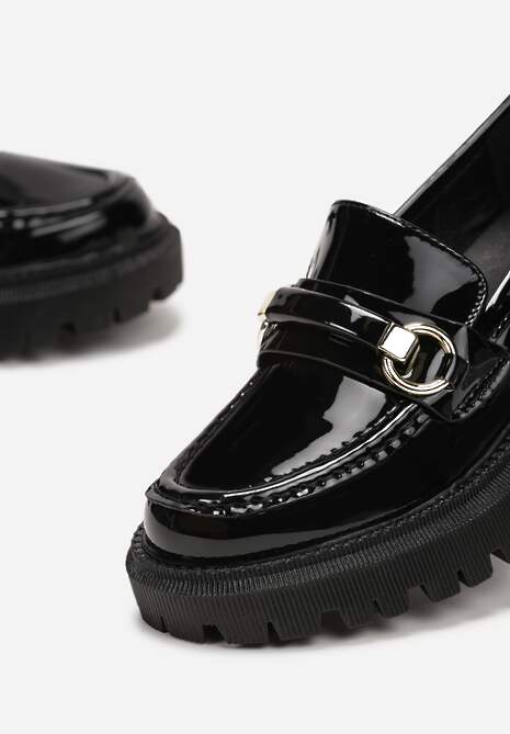 Czarne Lakierowane Mokasyny z Ekoskóry Ozdobione Metalowymi Wstawkami Calese