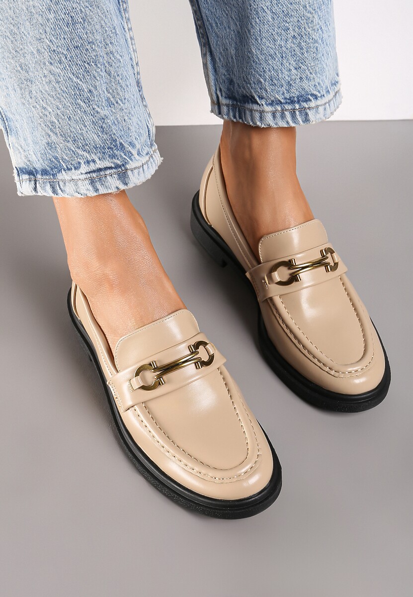 Beżowe Mokasyny na Płaskiej Podeszwie Ozdobione Metaliczną Aplikacją Evaretha