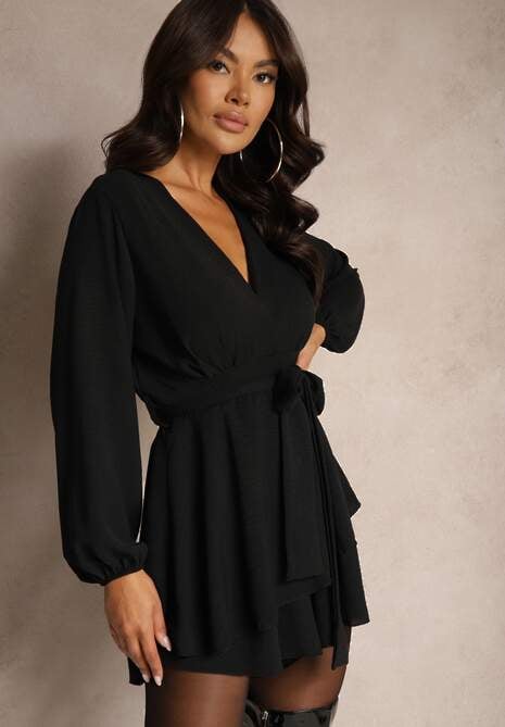 Czarna Rozkloszowana Sukienka Kombinezon z Kopertowym Dekoltem i Falbanką Vomitta