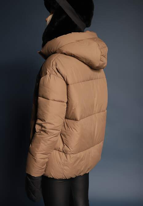 Beżowa Pudełkowa Kurtka z Kapturem i Kieszeniami Zdobiona Pikowanymi Przeszyciami Issenia