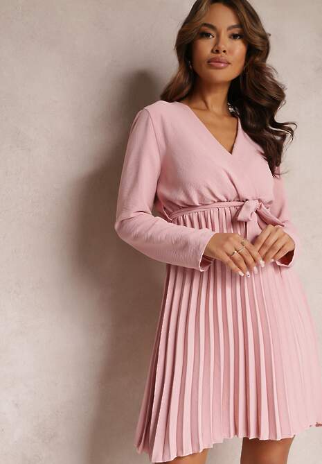 Ciemnoróżowa Sukienka Plisowana z Materiałowym Paskiem Jaresa