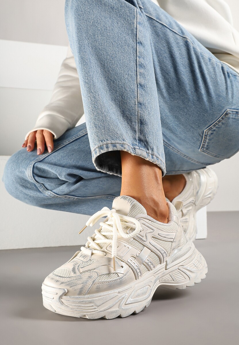 Białe Sneakersy na Platformie z Tłoczonym Wzorem Larrisna