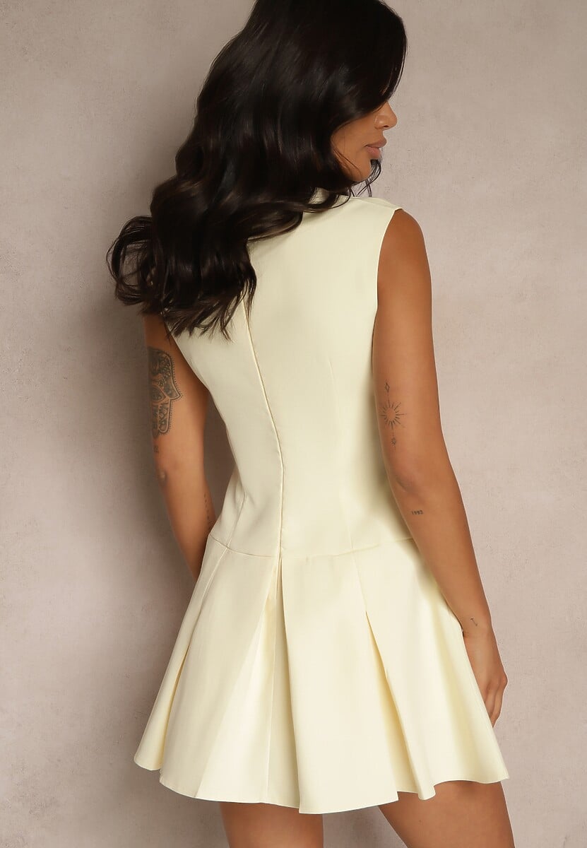 Żółta Sukienka o Rozkloszowanym Kroju Ozdobiona Wycięciem Atelania