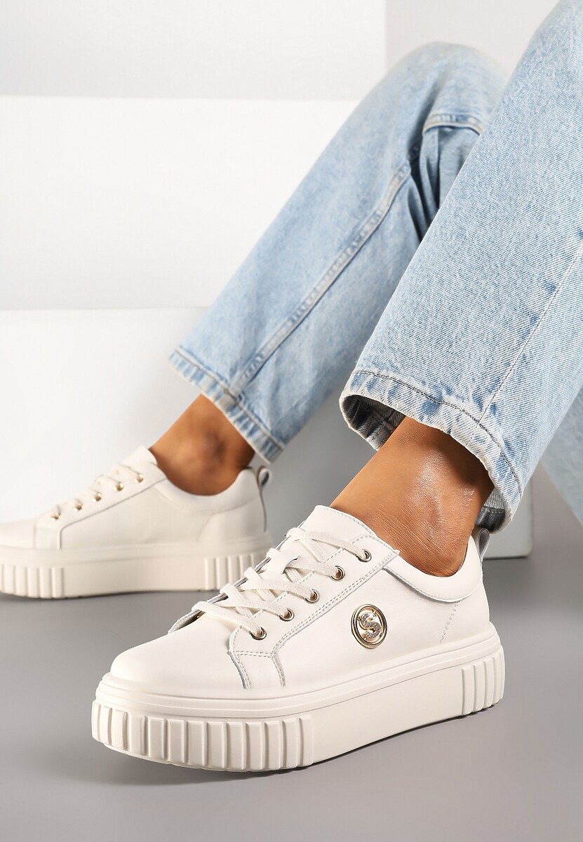 Białe Sneakersy na Platformie ze Skóry Naturalnej z Metaliczną Ozdobą Dolennea