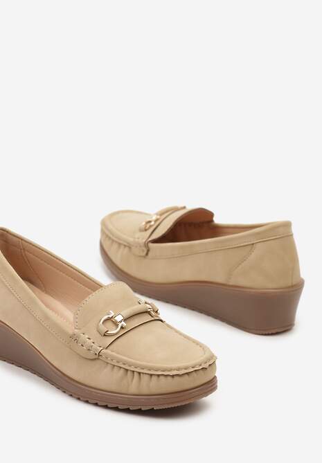 Ciemnobeżowe Półbuty Mokasyny na Koturnie z Metaliczną Ozdobą Dalisha