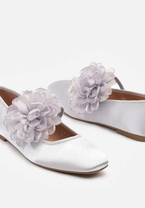 Srebrne Balerinki Ozdobione Kwadratowym Noskiem i Kwiatową Aplikacją 3D Salianes