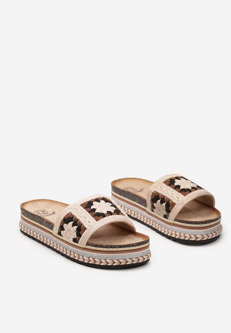 Ciemnobeżowe Klapki Ozdobione Metaliczną Nitką na Platformie Vabia