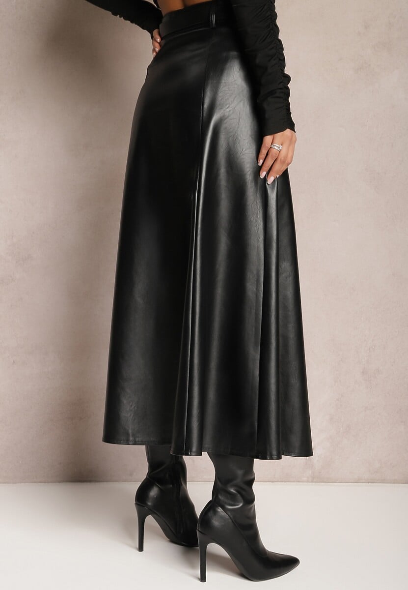 Czarna Rozkloszowana Spódnica Midi z Imitacji Skóry z Kieszeniami z Klapą i Guzikami Maronna