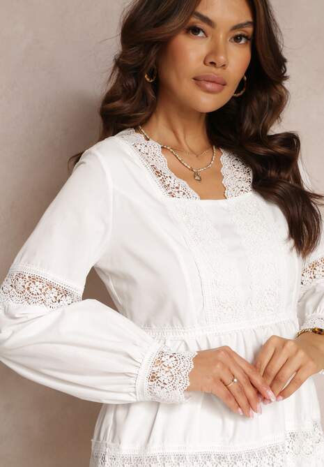 Biała Rozkloszowana Sukienka Mini z Ozdobnym Dekoltem z Koronką Eudovana