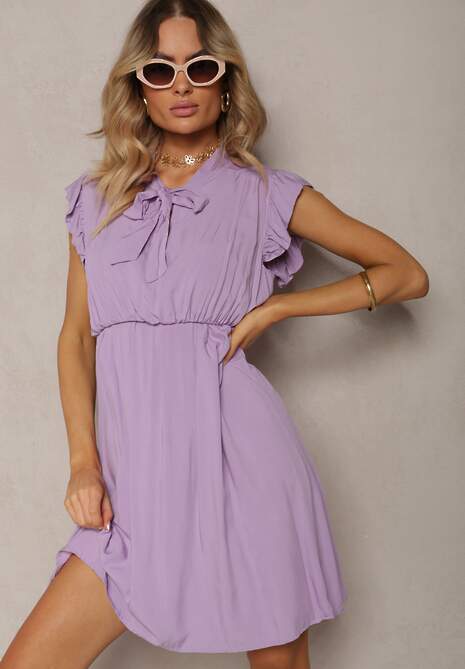 Fioletowa Sukienka Rozkloszowana z Gumką w Talii i Wiązaniem przy Dekolcie Naque