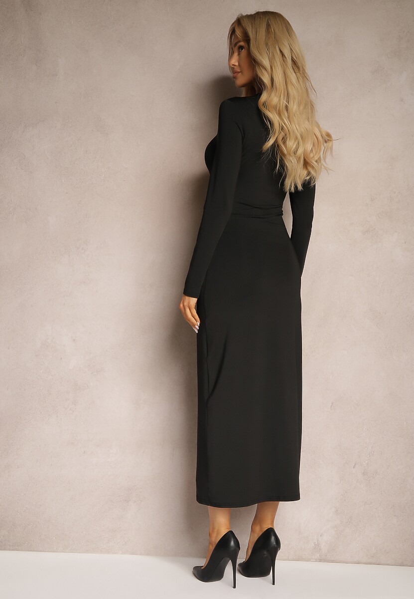 Czarna Sukienka o Taliowanym Kroju z Asymetrycznie Wyciętym Dekolem i Rozcięciem Sairel