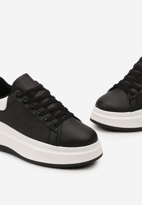 Czarne Sneakersy na Grubej Podeszwie z Perforacją i Ozdobą Gumowym Misiem Aireth