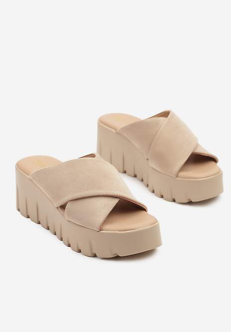 Ciemnobeżowe Klapki na Platformie i Koturnie z Tłoczeniem Adives