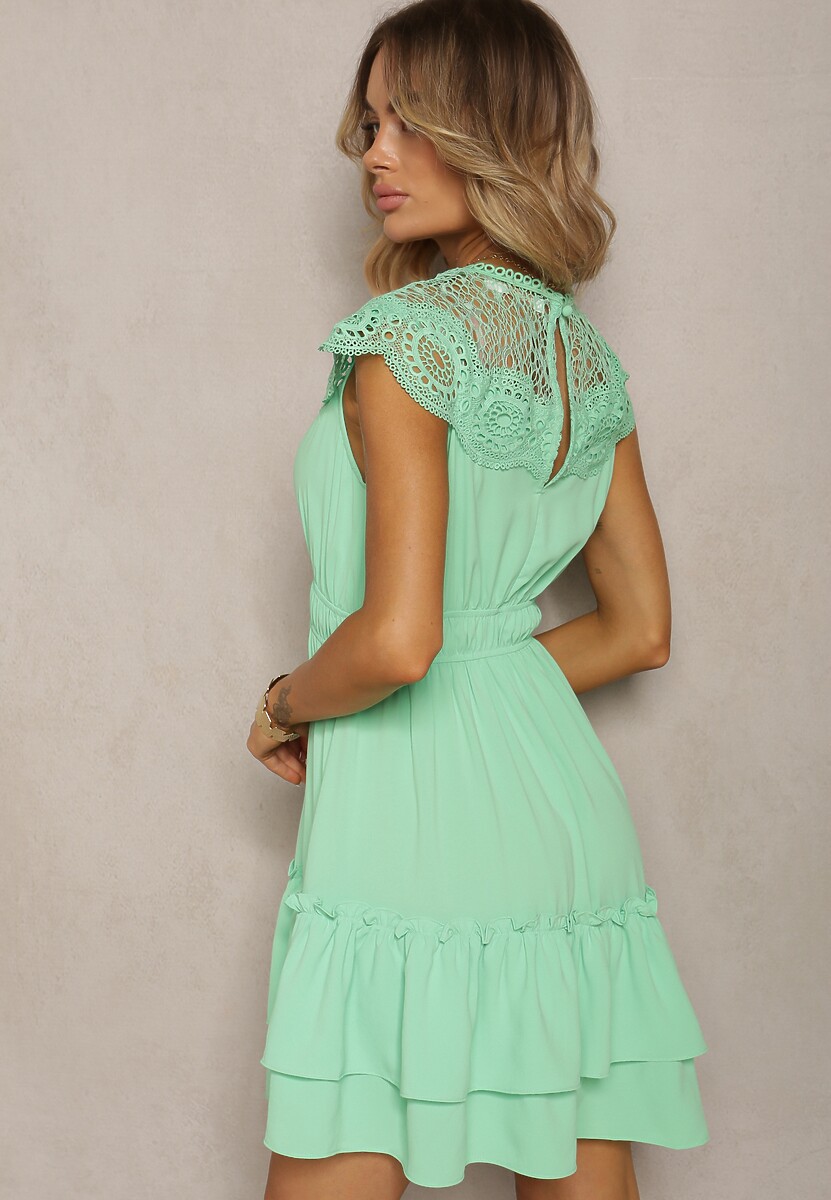 Zielona Rozkloszowana Sukienka Midi z Gumką w Talii i Koronkowym Dekoltem Panita