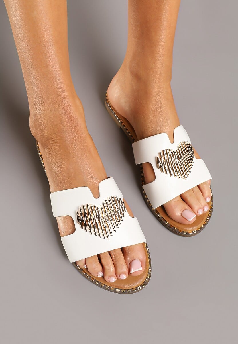 Beżowe Klapki Ozdobione Sercami i Wycięciami Azvisa