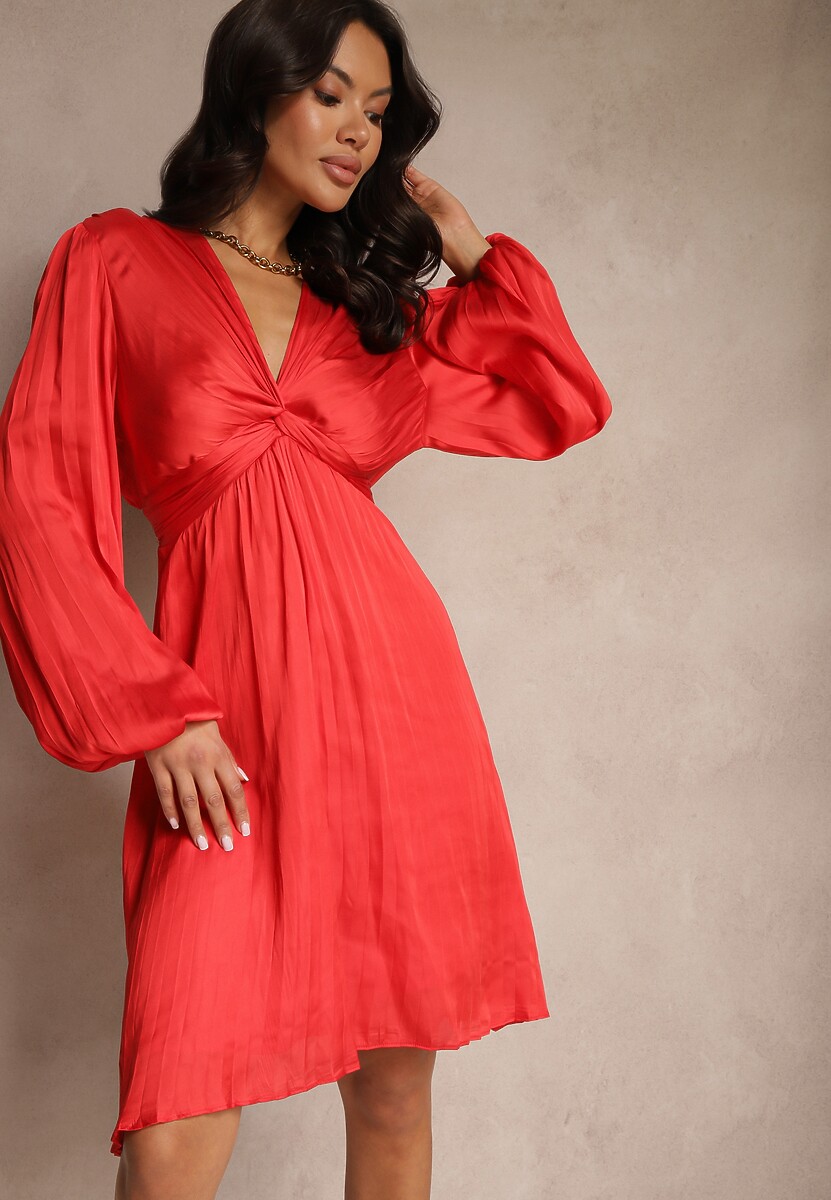 Czerwona Sukienka o Rozkloszowanym Kroju z Plisami i Marszczeniem Alaretia