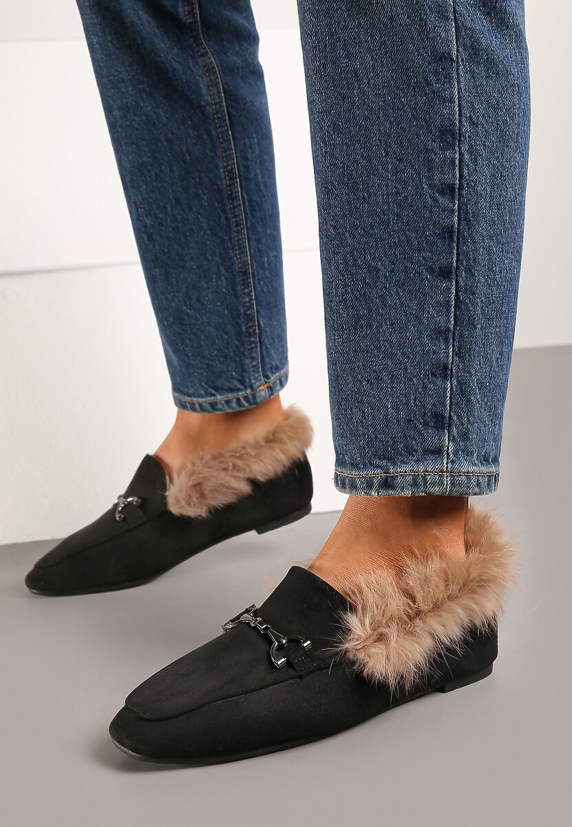 Jasnoróżowe Mokasyny na Płaskiej Podeszwie Ozdobione Klamrą i Futerkiem Sanindra