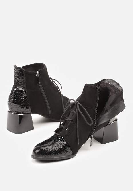 Czarne Botki Typu Trzewiki Vices na Słupku Ozdobione Lakierowanymi Elementami Adenella