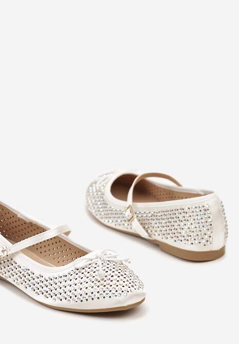 Białe Balerinki z Klamerką i Ażurową Cholewką Morakate