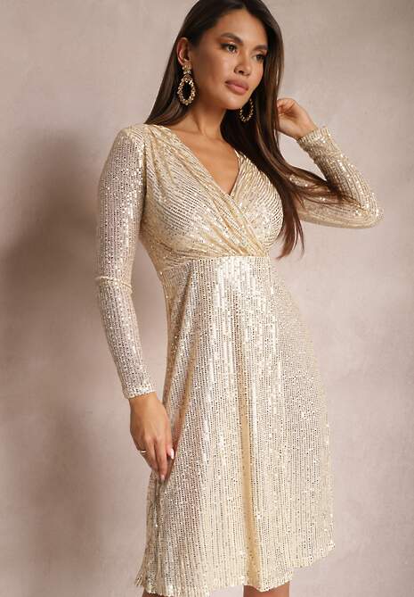 Złota Rozkloszowana Sukienka Midi w Cekiny z Kopertowym Dekoltem Junicca