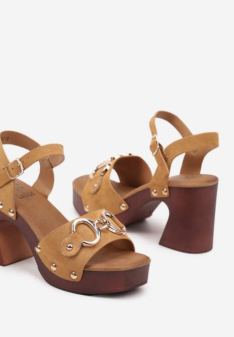 Brązowe Sandały Inspirowane Drewniakami z Nitami i Metliczną Aplikacją na Słupku Maniora