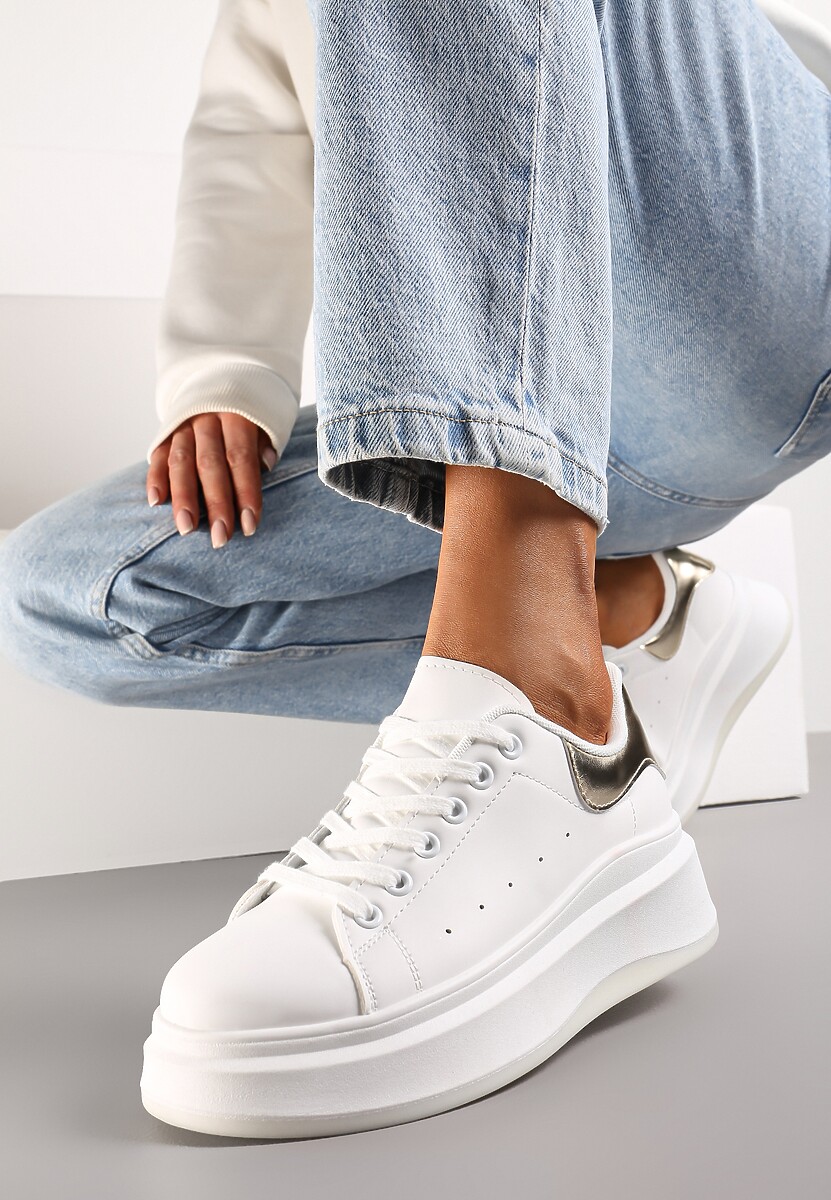 Czarne Sneakersy na Grubej Podeszwie z Perforacją i Ozdobą Gumowym Misiem Aireth