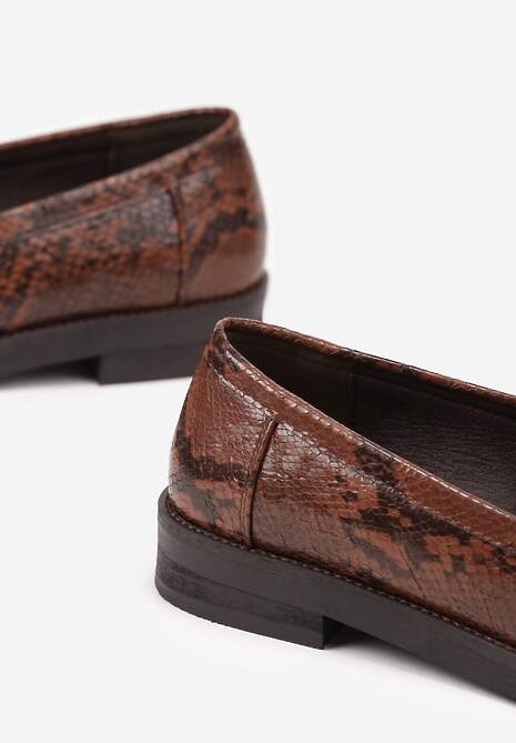 Brązowe Mokasyny z Wężowym Motywem Latanna