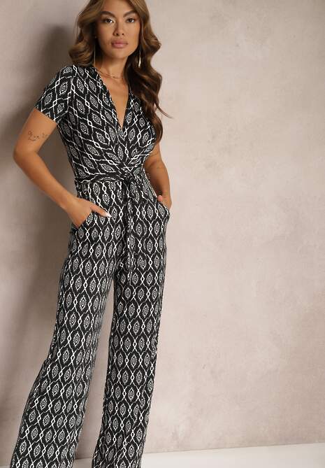 Czarny Kombinezon z Wiskozą Ozdobiony Geometrycznym Wzorem i Materiałowym Paskiem w Talii Alsevia