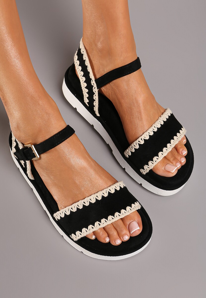 Czarne Sandały na Płaskiej Podeszwie z Ozdobnymi Paskami Zapinane przy Kostce Fialena