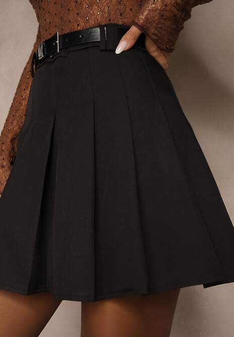Czarna Rozkloszowana Spódnica z Wiskozą z Podszewką Typu Szorty i Paskiem Sarista